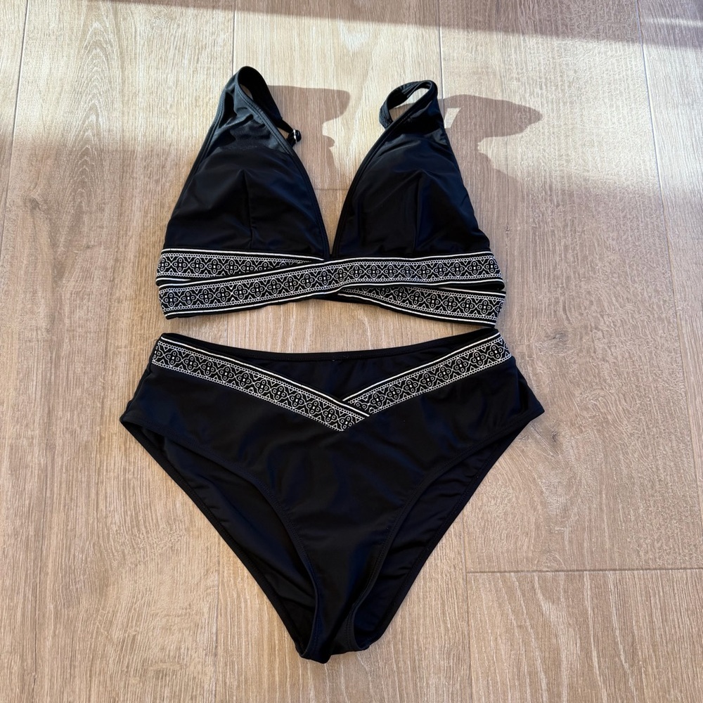 CUPSHE Black and White Bikini Set Two Piece Swimsuit V Neck V bottom Boho Style
